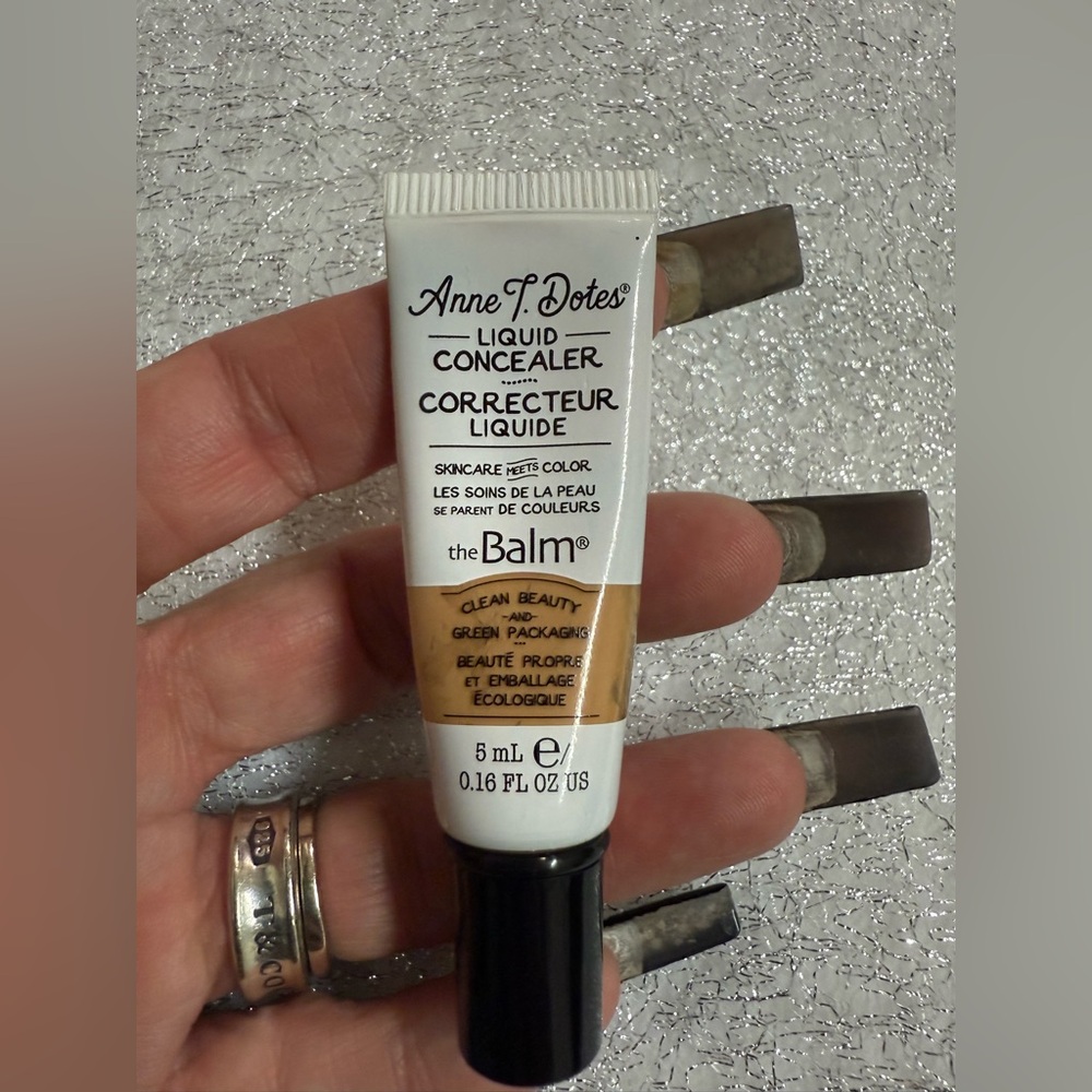 theBalm Anne T. Dotes Liquid Concealer